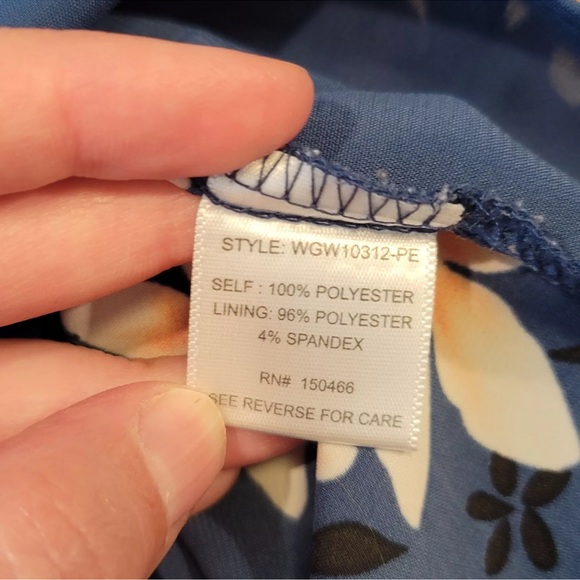 Anthropologie 41 Hawthorn Floral Cap Sleeve Blouse
Color - Blue Pink size S - Picture 5 of 7